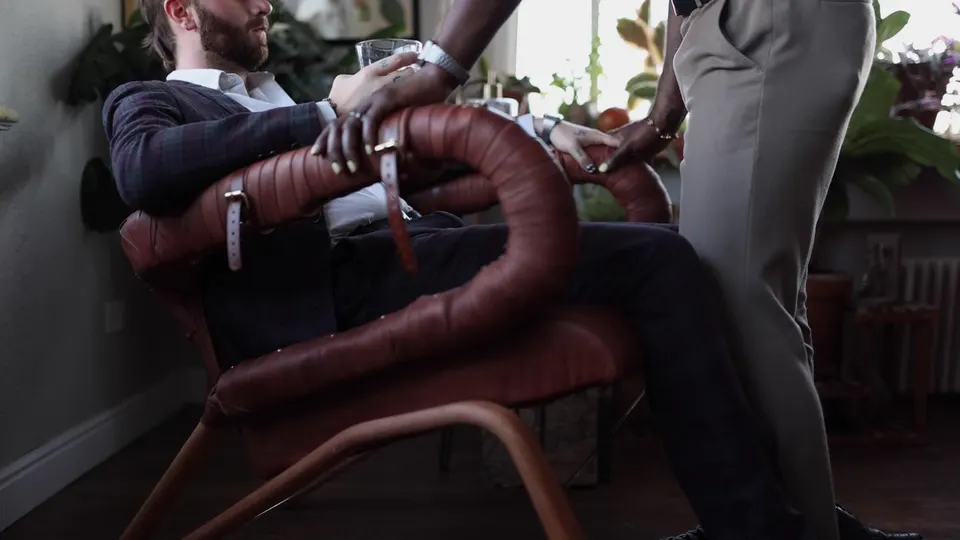 Entendre Chair in use